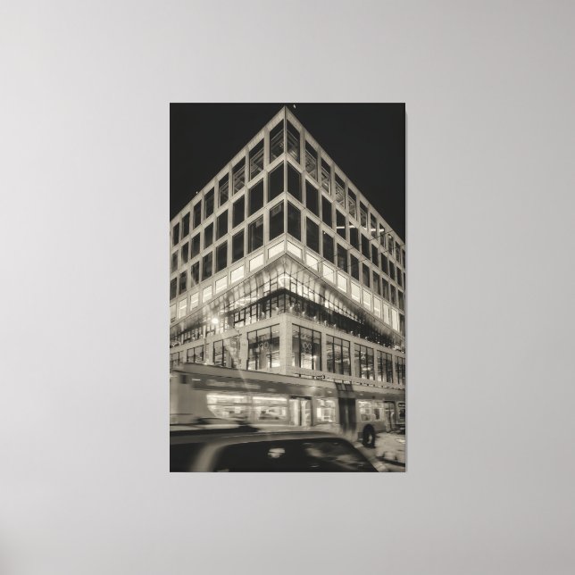 Lienzo Edificio moderno blanco y negro de noche (Anverso)