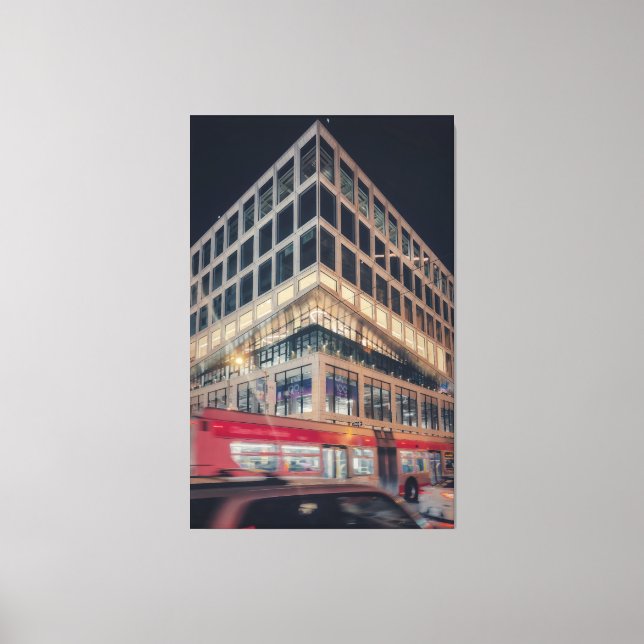 Lienzo Edificio moderno de noche con tráfico (Anverso)