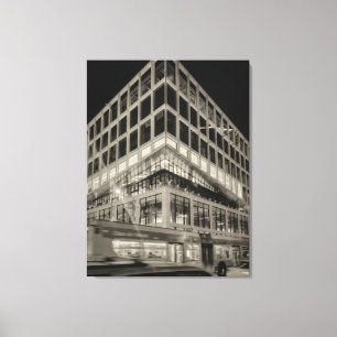 Lienzo Edificio moderno en blanco y negro por la noche