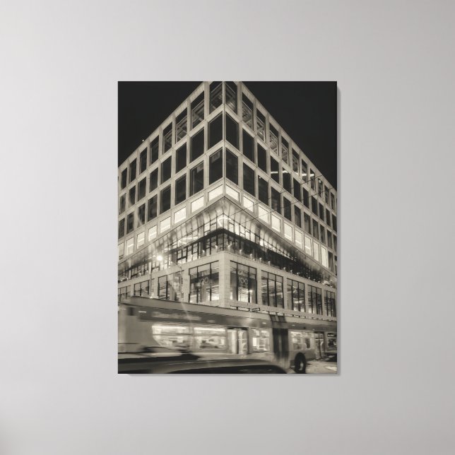 Lienzo Edificio moderno en blanco y negro por la noche (Anverso)