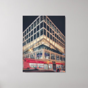 Lienzo Edificio moderno por la noche con tráfico
