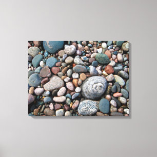 Lienzo EE. UU., Michigan. Piedras pulidas en la orilla