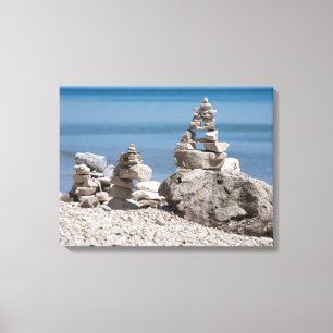 Lienzo EE. UU., Michigan. Torres de piedra en la playa