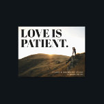Lienzo El amor es la foto del evento de memoria del pacie<br><div class="desc">Un mensaje tipográfico superpuesto de que el amor es paciente se balancea con un texto personalizado para conmemorar a un boda, compromiso, reunión y más. Sube una imagen grande y de alta resolución para crear tu propio arte mural único y mantener viva la memoria de ese momento especial en el...</div>