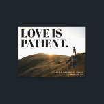 Lienzo El amor es la foto del evento de memoria del pacie<br><div class="desc">Un mensaje tipográfico superpuesto de que el amor es paciente se balancea con un texto personalizado para conmemorar a un boda, compromiso, reunión y más. Sube una imagen grande y de alta resolución para crear tu propio arte mural único y mantener viva la memoria de ese momento especial en el...</div>