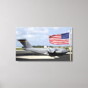 Lienzo El C-17 Globemaster III se sienta en el en linea
