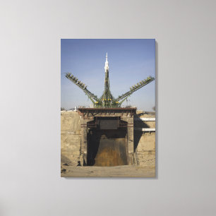 Lienzo El cohete de Soyuz se erige en la posición 2