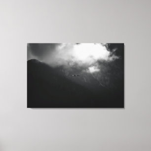 Lienzo El cuervo sobre las montañas