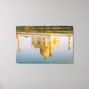 Lienzo El famoso templo del Taj Mahal, reflexión en