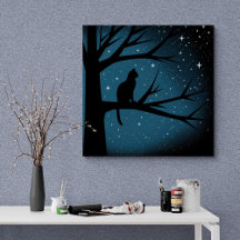 El gato en el árbol en una noche estrellada de inv