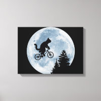 El gato va en bicicleta sobre el fondo de la luna.