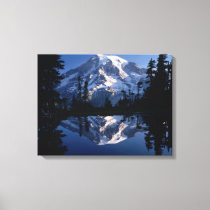 Lienzo El Monte Rainier y cielo azul reflejados
