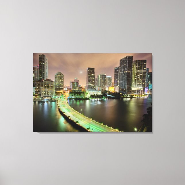 Lienzo El puente lleva a través de la vía fluvial al cent (Anverso)