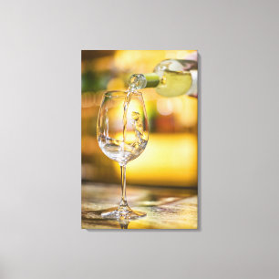 Lienzo El vino blanco se vierte de la botella en