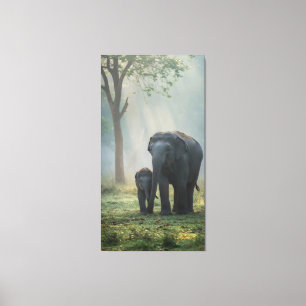 Lienzo Elefante bebé caminando cerca de su madre en niebl