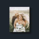 Lienzo Elegante Boda fotográfico moderno<br><div class="desc">Moderna galería de bodas envuelto lienzo con un diseño sencillo que incluye tus nombres en un elegante guión escrito a mano en la parte superior izquierda y tu fecha boda en la parte inferior derecha, sobre tu foto favorita. La letra de la moda añade un toque romántico. Muestra tu foto...</div>