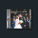 Lienzo Elegante foto de boda Felices para siempre<br><div class="desc">Galería de boda moderna en lienzo con un diseño simple que presenta "felices para siempre" en una elegante escritura blanca a mano con florituras sobre tu foto. También puedes cambiar el texto a tus nombres. Muestra tu foto de compromiso favorita en tu recepción o regala esto como un regalo para...</div>