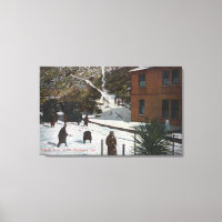 Escena de invierno, adultos jugando con nieve
