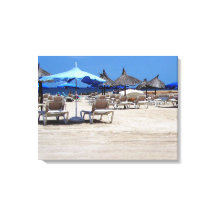 Escenario de playa de arena con sillas y paraguas