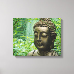 Lienzo Estatua de Buda pacífica en un bosque verde y desl