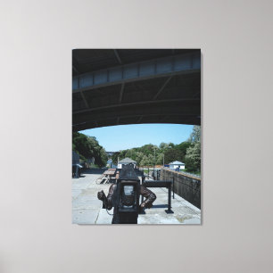Lienzo Estatua de fotógrafo con el Canal de Erie al fondo