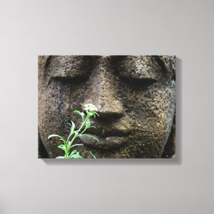 Lienzo Estatua de jardín de piedra con flor