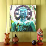 Lienzo Estatua del Buda azul turquesa de Hawaii Foto Paz<br><div class="desc">"Paz". Afortunadamente descubrí esta estatua de Buda asiático en un exuberante jardín hawaiano, exuberante paz y soledad. Cada vez que veo esta serena imagen, me hace contemplar e imaginar lo que puedo lograr. Hace un gran regalo para alguien especial! Puedes personalizar fácilmente este arte mural además de que también ofrezco...</div>
