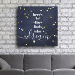Lienzo Esto es para los tontos que sueñan con estrellas d<br><div class="desc">"Aquí están los tontos que sueñan". Sé uno de los que siempre deja que su optimismo controle su visión y aspiraciones. Este rico, moderno, gráfico, minimalista lienzo envuelto combina la tipografía en negrita blanca, san-serif y la caligrafía manuscrita, contra un fondo profundo de denim marino salpicado con falsas estrellas de...</div>