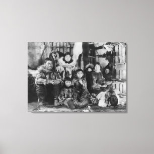 Lienzo Familia esquimal en la fotografía de igloo de invi