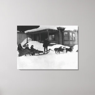 Lienzo Familia que viaja por el trineo del perro en