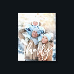 Lienzo Familia | Tipografía blanca moderna con tu foto<br><div class="desc">Esta moderna impresión de tela de estilo minimalista muestra tu propia foto,  con un overlay blanco que dice "familia" en la moderna tipografía blanca.</div>