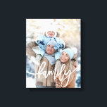 Lienzo Familia | Tipografía blanca moderna con tu foto<br><div class="desc">Esta moderna impresión de tela de estilo minimalista muestra tu propia foto,  con un overlay blanco que dice "familia" en la moderna tipografía blanca.</div>