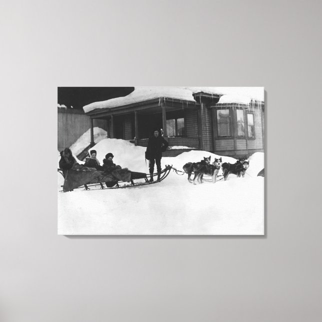 Lienzo Familia viajando por Dog Sled en Alaska (Anverso)