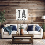 Lienzo Farmhouse Rustic State Zip Code Iowa<br><div class="desc">Este cartel rústico es una manera sencilla de mostrar tu amor por el hogar. El código postal se puede personalizar con cualquier código postal en el estado. Hace un gran regalo. Creado por Simply Farmhouse Press.</div>