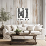 Lienzo Farmhouse Rustic State Zip Code Michigan<br><div class="desc">Este cartel rústico es una manera sencilla de mostrar tu amor por el hogar. El código postal se puede personalizar con cualquier código postal en el estado. Hace un gran regalo. Creado por Simply Farmhouse Press.</div>