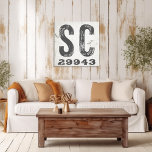 Lienzo Farmhouse Rustic State Zip Code South Carolina<br><div class="desc">Este cartel rústico es una manera sencilla de mostrar tu amor por el hogar. El código postal se puede personalizar con cualquier código postal en el estado. Hace un gran regalo. Creado por Simply Farmhouse Press.</div>