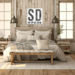 Lienzo Farmhouse Rustic State Zip Code South Dakota<br><div class="desc">Este cartel rústico es una manera sencilla de mostrar tu amor por el hogar. El código postal se puede personalizar con cualquier código postal en el estado. Hace un gran regalo. Creado por Simply Farmhouse Press.</div>