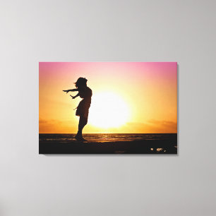 Lienzo Felicidad de mujer en la puesta de sol de la playa