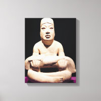 Figura de piernas cruzadas sosteniendo a un bebé,