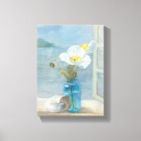 Flor blanca con vistas al mar