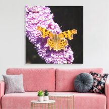 Flor lílica con una mariposa sobre ella