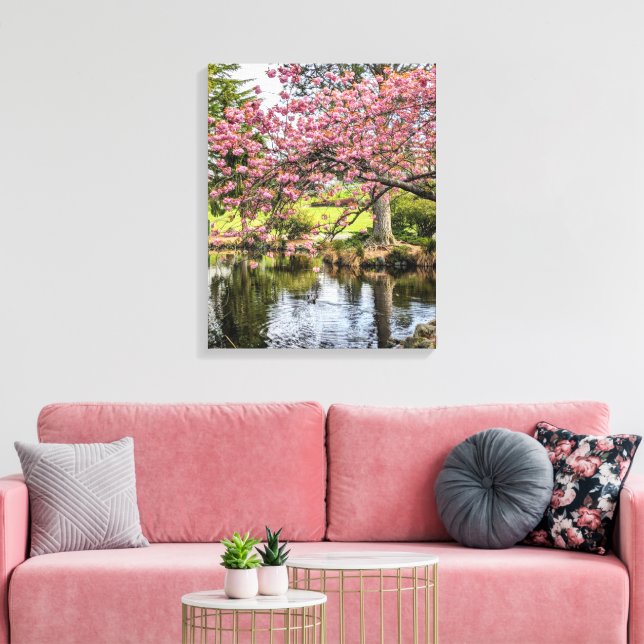 Lienzo Flores de cerezo rosadas y estanque fotográfico (Insitu (Sala de estar))