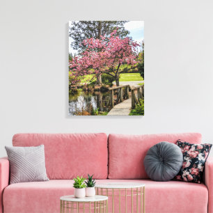 Lienzo Flores de cerezo rosadas y pasarela de madera