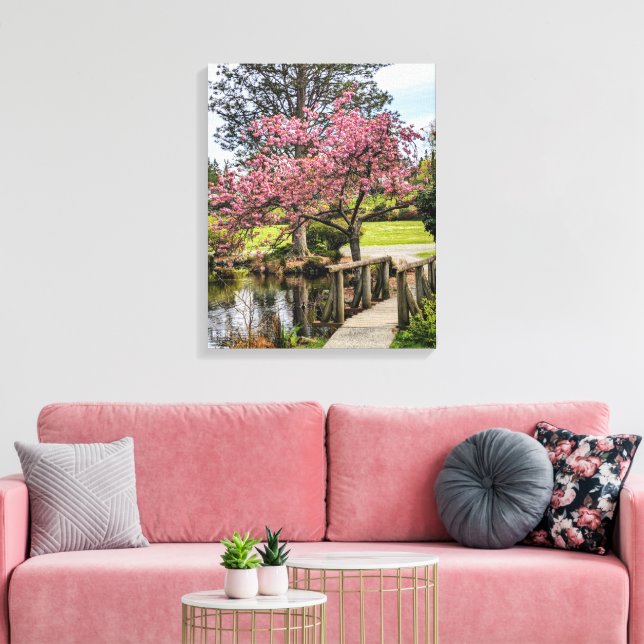 Lienzo Flores de cerezo rosadas y pasarela de madera (Insitu (Sala de estar))