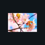 Lienzo Flores De Sakura Rosa En Un Cálido Día De Primaver<br><div class="desc">Un montón de tiernas flores rosadas de sakura en un día cálido y despejado de la temporada de primavera. Bandas de árbol oscuro contra el fondo del cielo azul y humo de flores de cerezo. Una pintura digital extra grande de una fotografía. Impresión de lienzos floridos y estirados para decorar...</div>