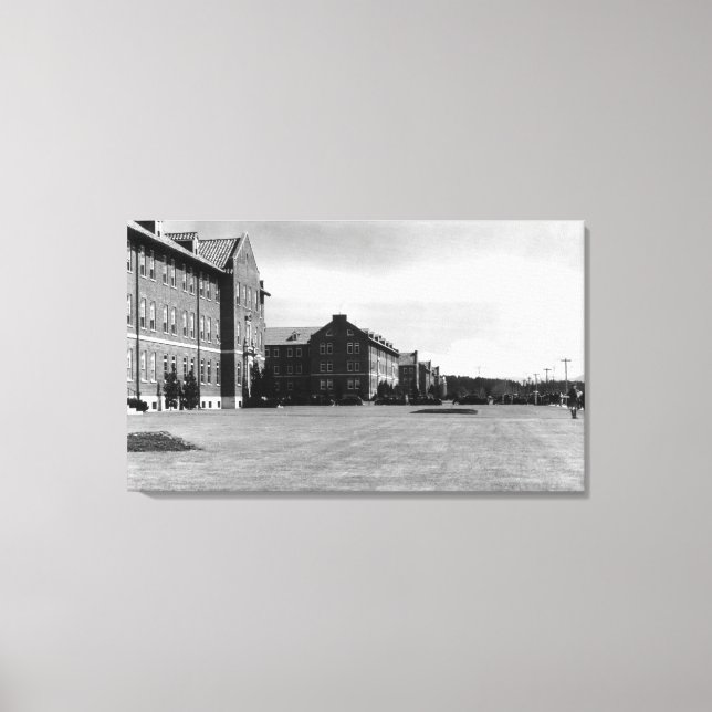 Lienzo Fort Lewis, WA View of Barracks and Mt. Rainier (Anverso)