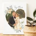 Lienzo Foto Boda conjunta en el corazón floral geométrico<br><div class="desc">Lienzo fotográfico personalizado que muestra tu foto favorita en un marco dorado geométrico en forma de corazón. El marco está decorado con flores de color agua y crema. Está escrito con la palabra "juntos" en un elegante guión casual escrito a mano en un fondo blanco neutro y almendro, todo lo...</div>