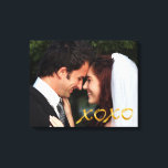 Lienzo Foto Boda de abrazos y besos de oro<br><div class="desc">Las X y O de oro elegantes acentúan su foto boda en este lienzo,  lo que lo hace un regalo perfecto para usted o sus padres.</div>