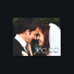 Lienzo Foto Boda de abrazos y besos plateados<br><div class="desc">Elegante acento X y O plateado de su foto boda en este lienzo,  lo que lo hace un regalo perfecto para usted o sus padres.</div>