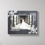 Lienzo Foto de Chalkboard Snowflake Navidades recién casa<br><div class="desc">Personalizar este lienzo con una foto de un boda o una foto de usted y su nuevo marido o esposa disfrutando de la vida juntos. Perfecto para los recién casados,  este lienzo presenta copos de nieve angustiados y fuente de máquina de escribir.</div>